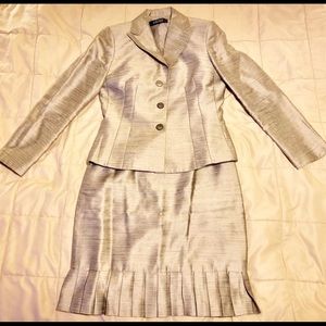 Size 4 silvery gray 2 piece Kasper skirt suit